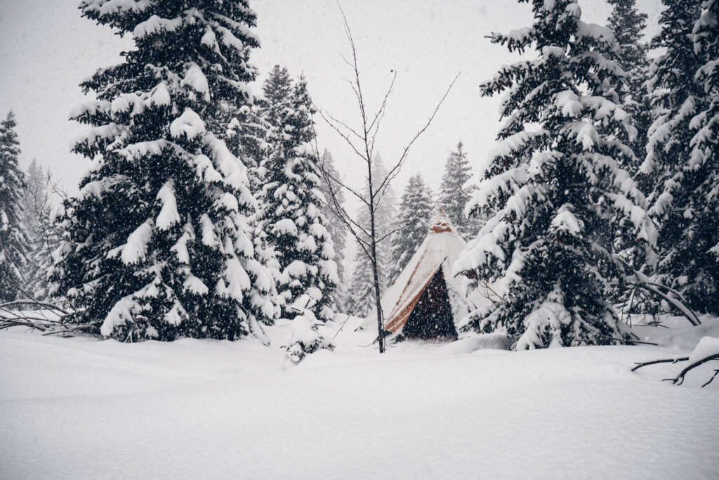 photo d’illustration pour une marque d’équipement outdoor qui propose des tipis pour des séjours sous la neige ou en pleine nature