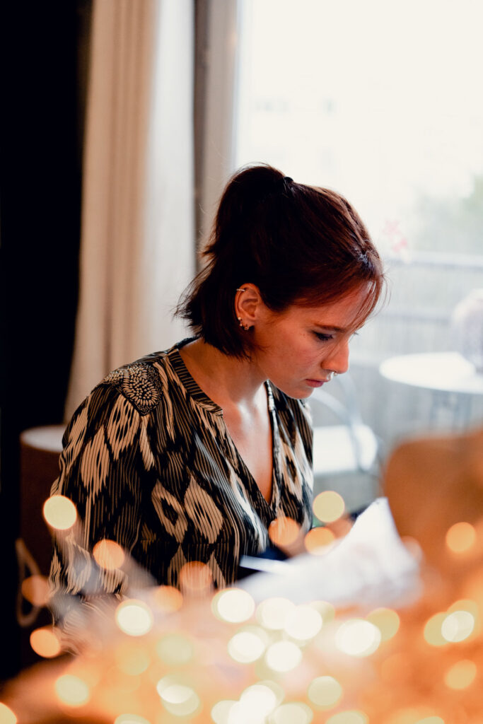 une jeune pianiste lyonnaise pose dans un style lifestyle devant sa fenêtre